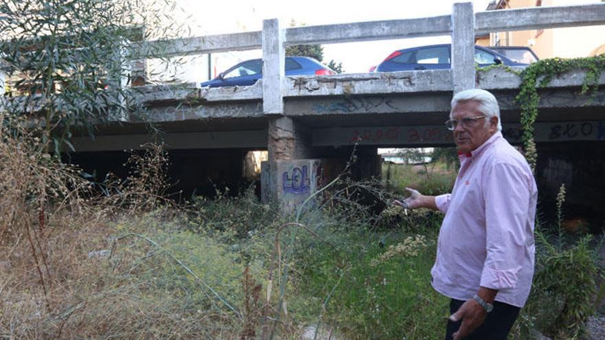 Fernando Martín Mandly, presidente vecinal, el pasado mes de septiembre en el cauce del arroyo de la Caleta.