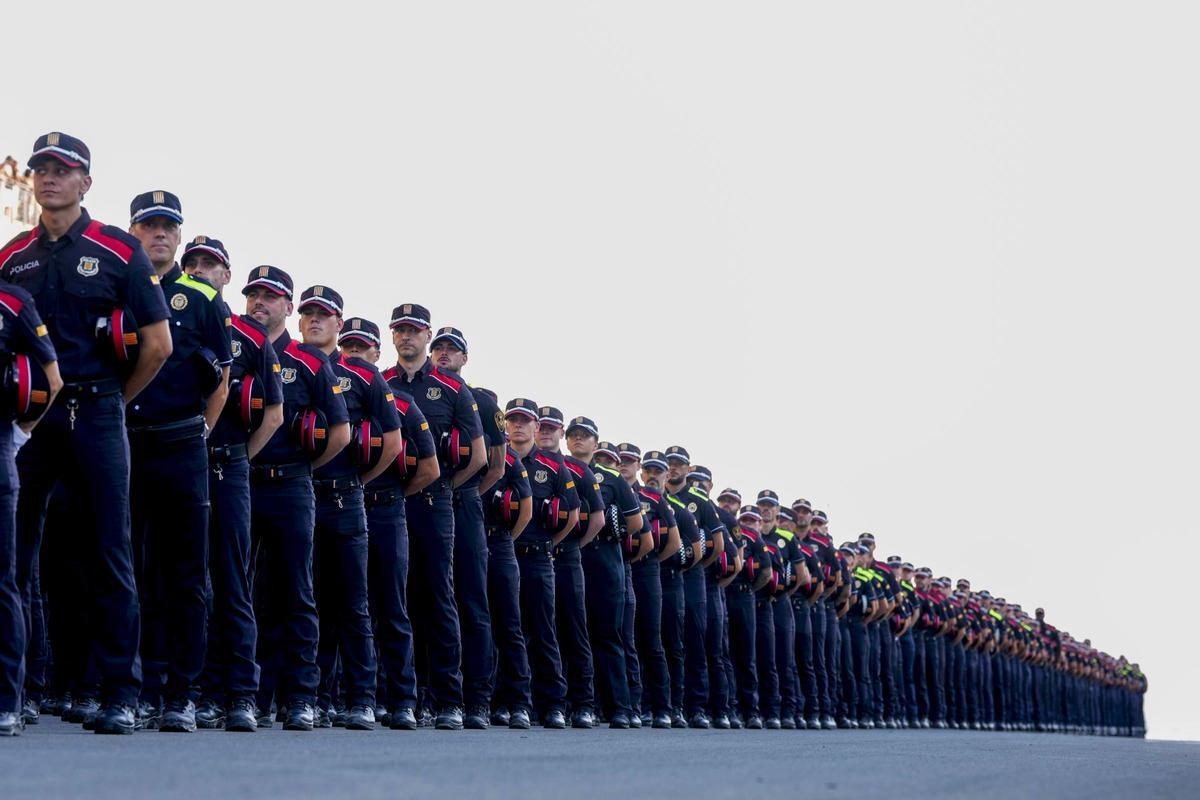Les imatges del lliurament de diplomes als futurs mossos d'esquadra i policies locals a Montmeló