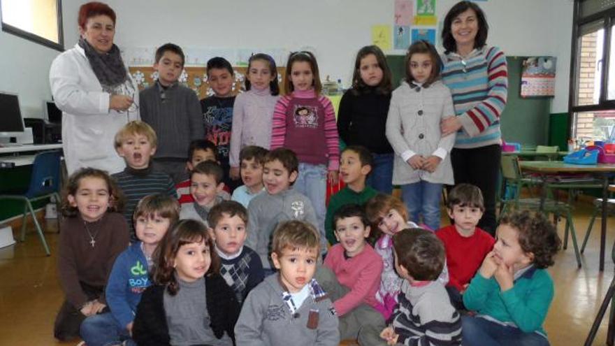 Las profesoras Nely Iglesias y Mirta Morán, con sus alumnos de Infantil y de primer ciclo de Primaria en El Valle-Guimarán.