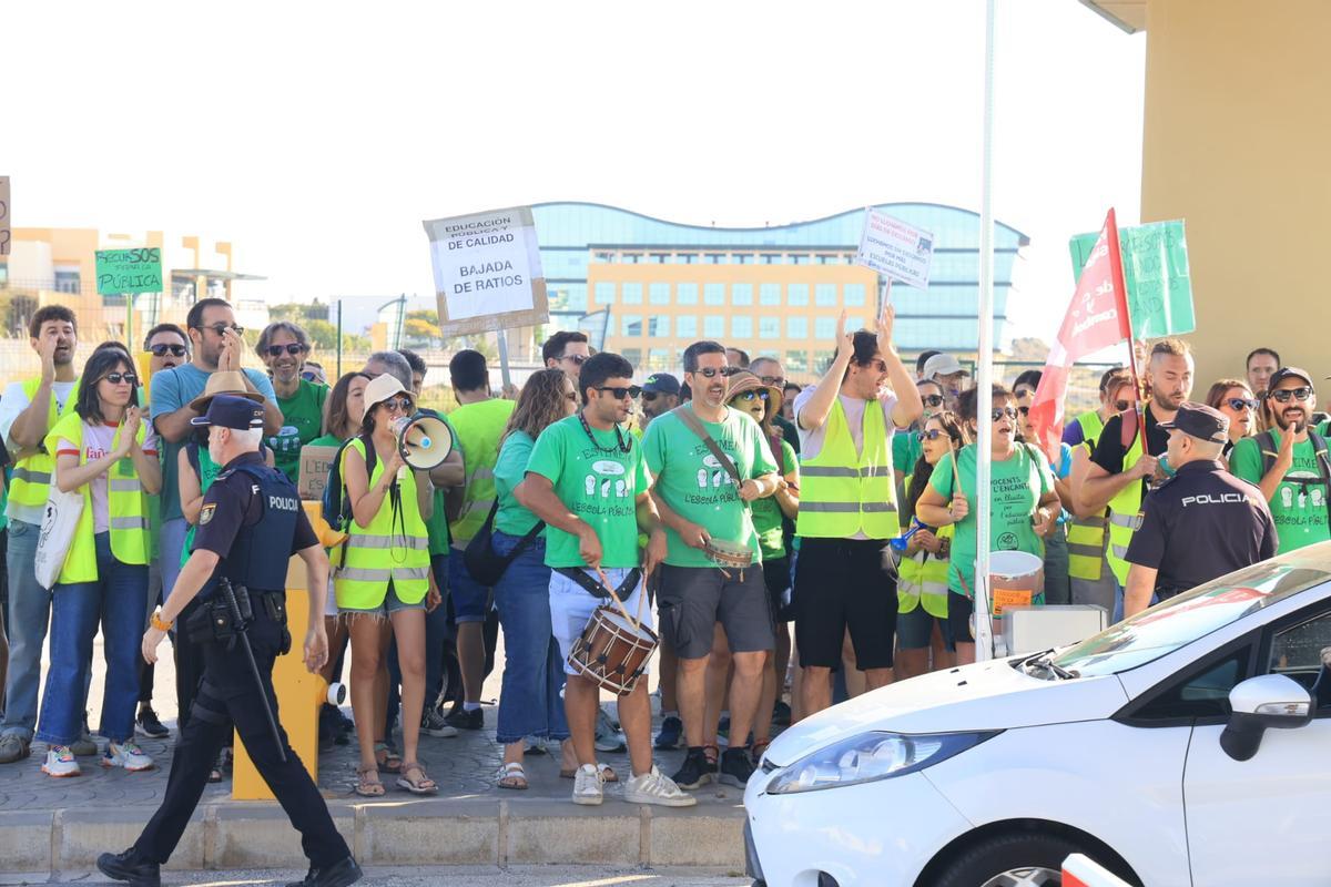 Profesores llevan su protesta a Ciudad de la Luz durante la visita de Pérez Llorca