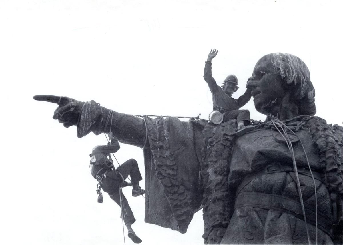 Tareas de limpieza en la estatua de Colón cara a la celebración de los Juegos Olímpicos, el 8 de julio de 1992.