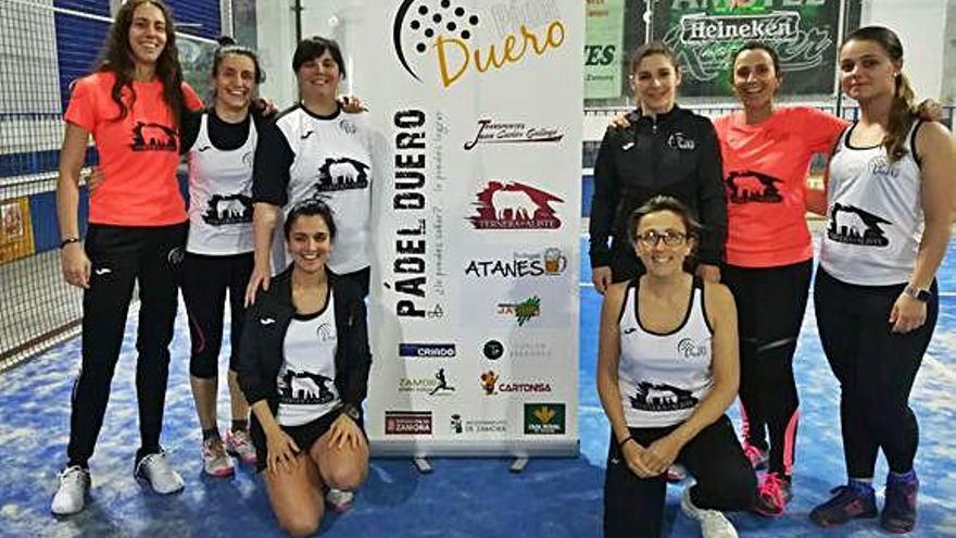 Las jugadoras del Ternera de Aliste posan para las cámaras.