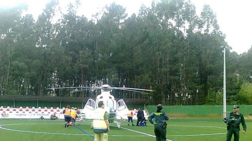 Momento en el que joven jugador es evacuado en camilla al helicóptero.  // FDV