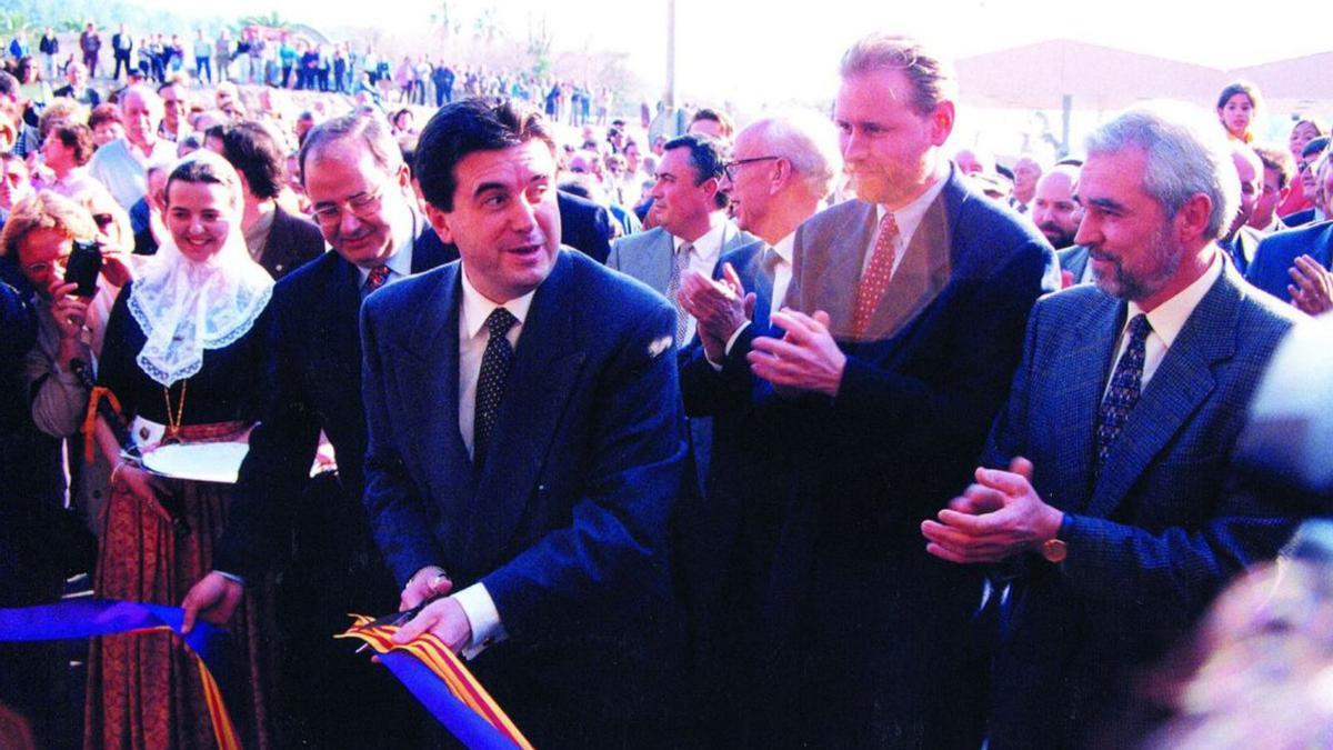 Jaume Matas, cortando la cinta inaugural del túnel de Sóller. 