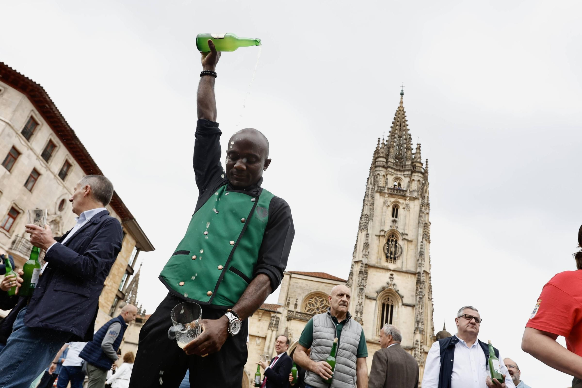 Cientos de brazos al aire junto a la Catedral de Oviedo para que la sidra sea patrimonio de la humanidad