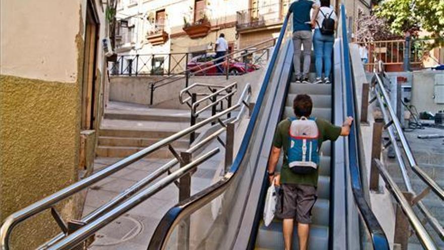 Comienza a funcionar la escalera de Alzapiernas tras ocho meses de obras