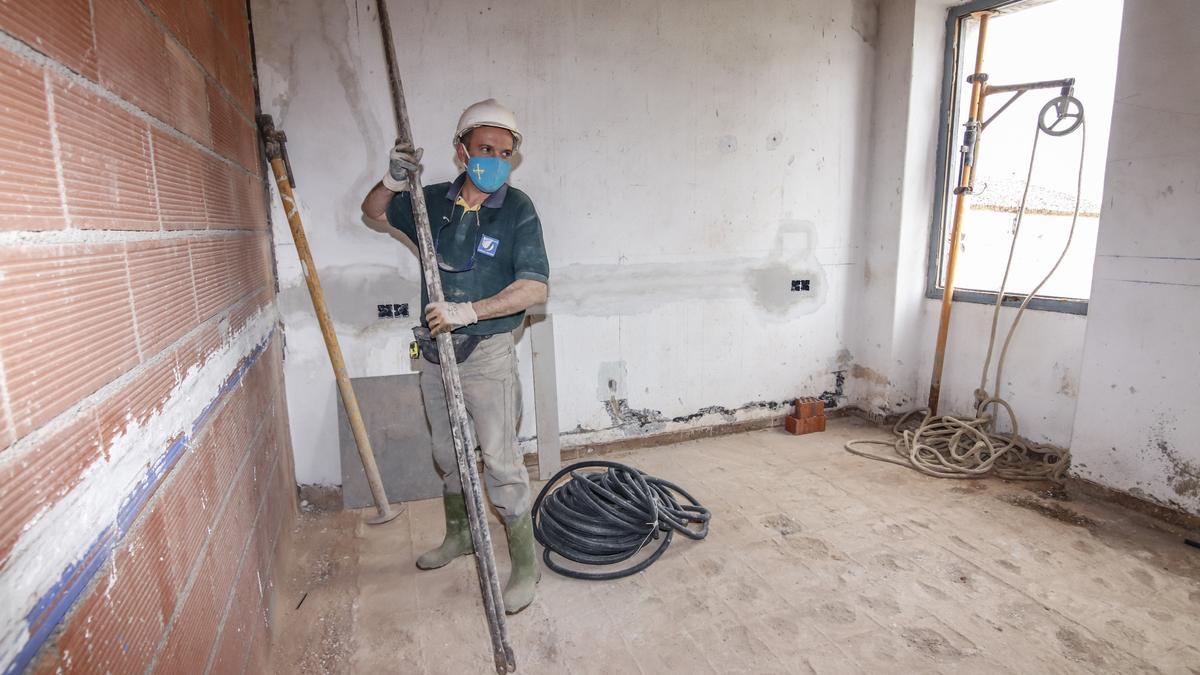 Un operario realiza trabajos de reforma de una vivienda en Cáceres.