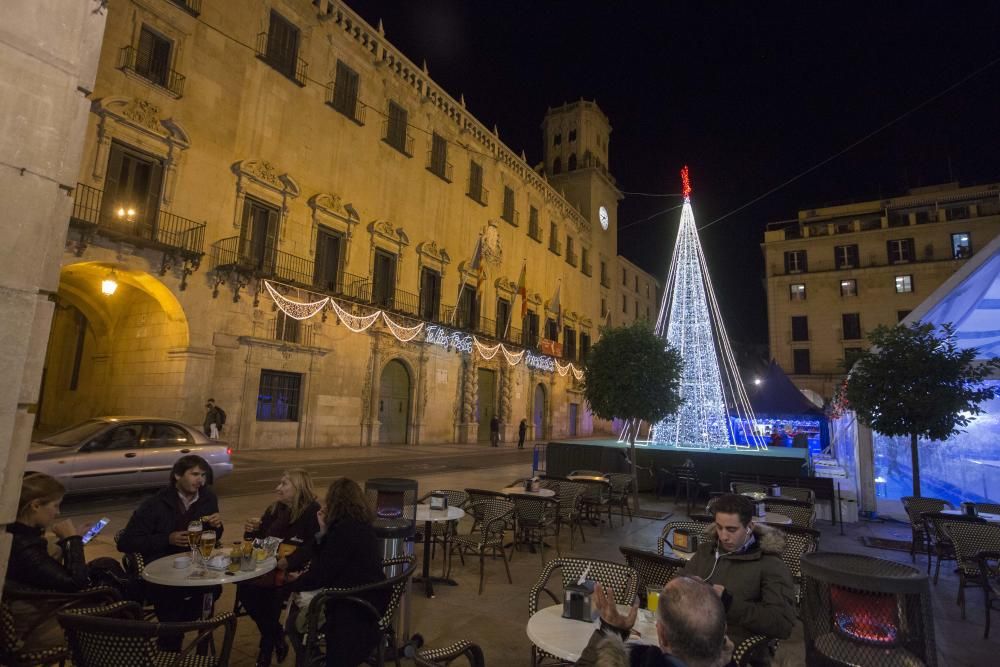 El alumbrado de Alicante queda lejos de la espectacularidad de ciudades competidoras en turismo.