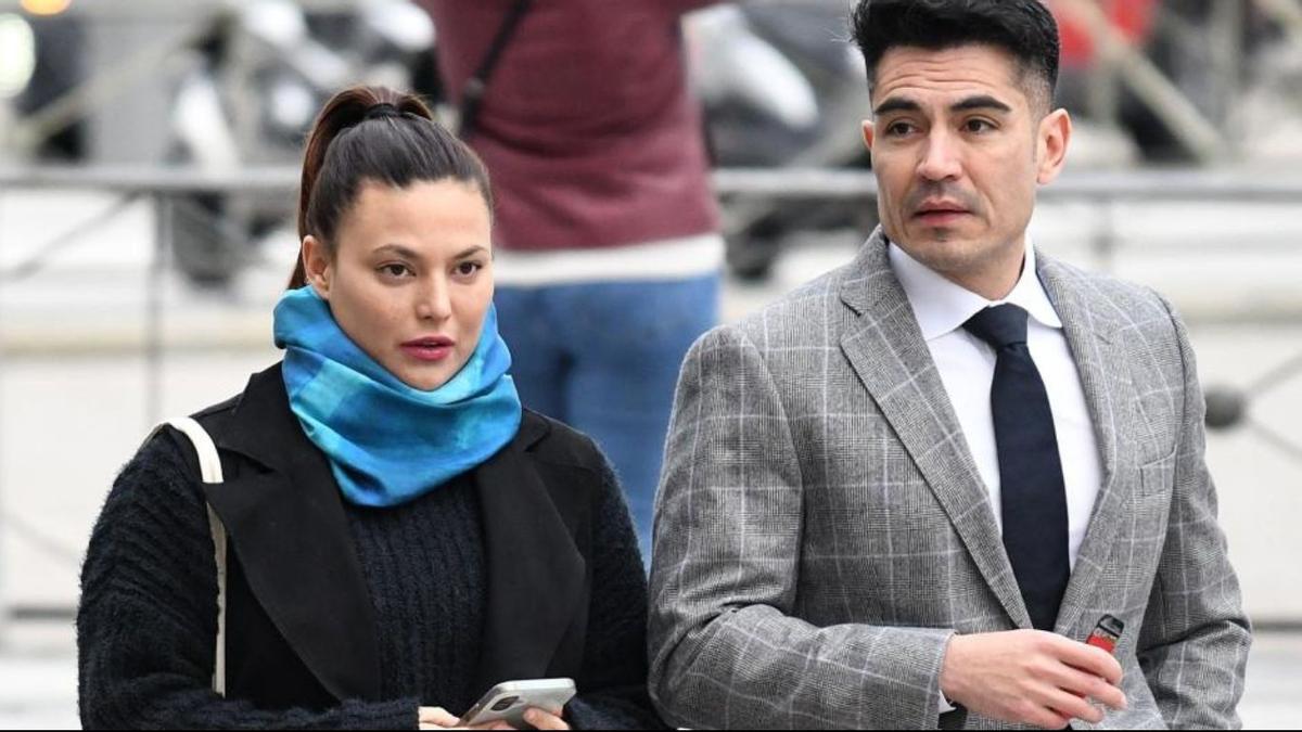Elisa Mouliaá, acompañada de su abogado, Alfredo Arrién