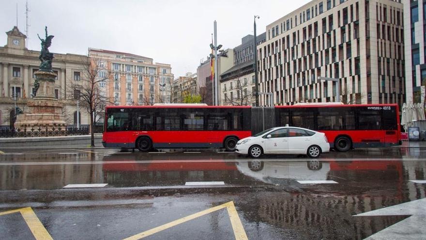 Archivo - Un autobus y un taxi circulan por el centro de Zaragoza.