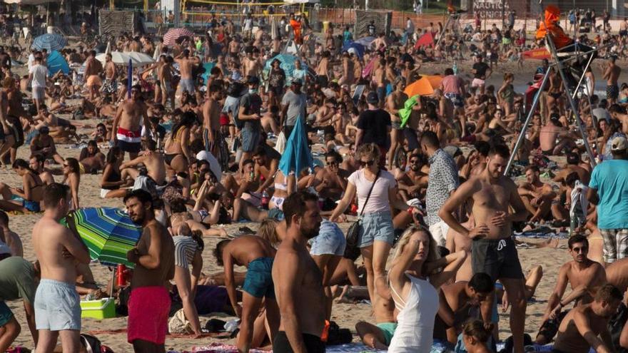 Decenas de personas, en la playa de Bogatell (Barcelona).