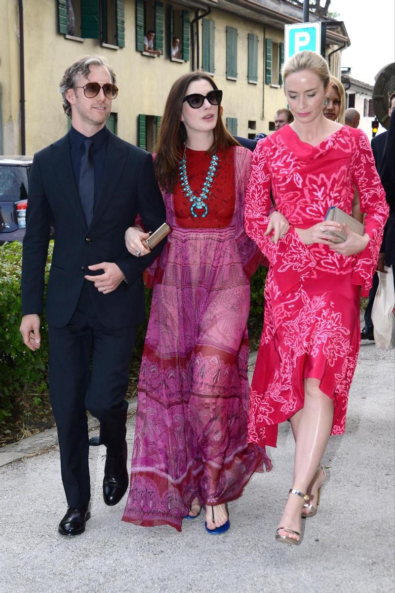 Adam Shulman, Anne Hathaway y Emily Blunt en la boda de Jessica Chastain