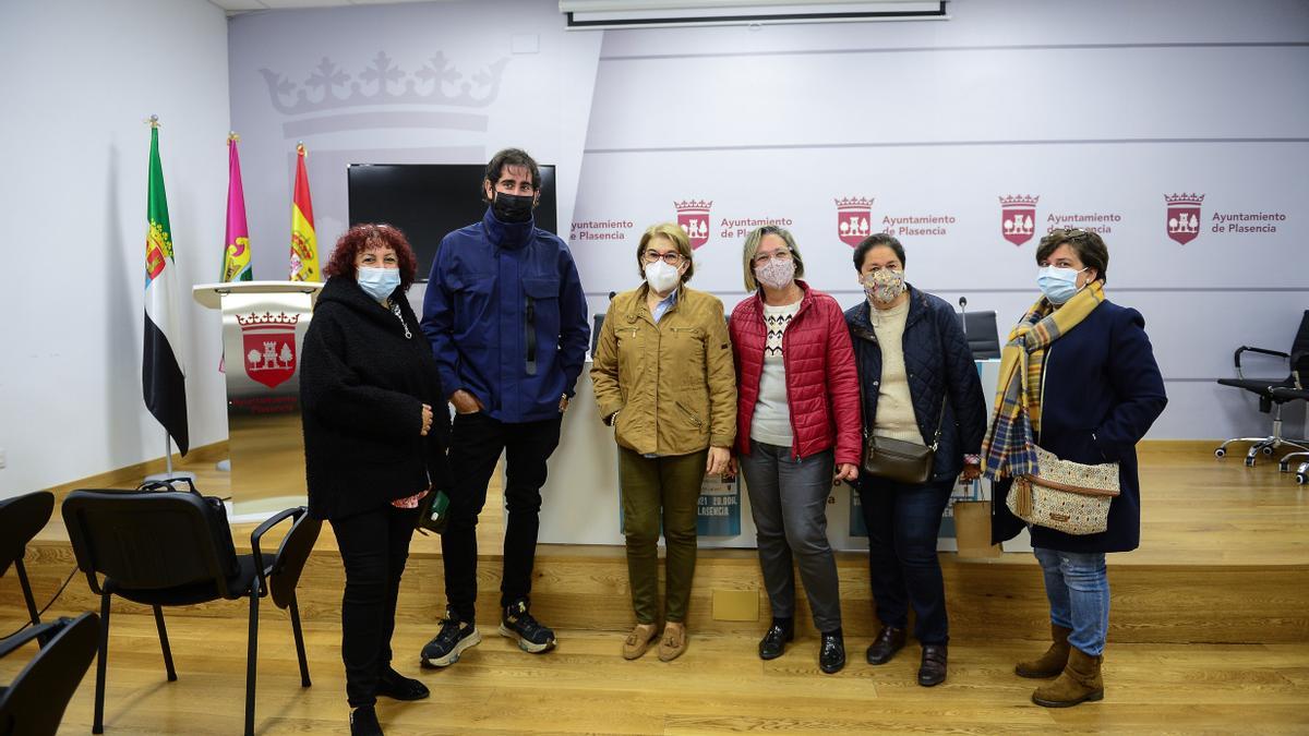 La delegada y miembros de AOEx, con la edil de Cultura y el cantante Borja Prieto.