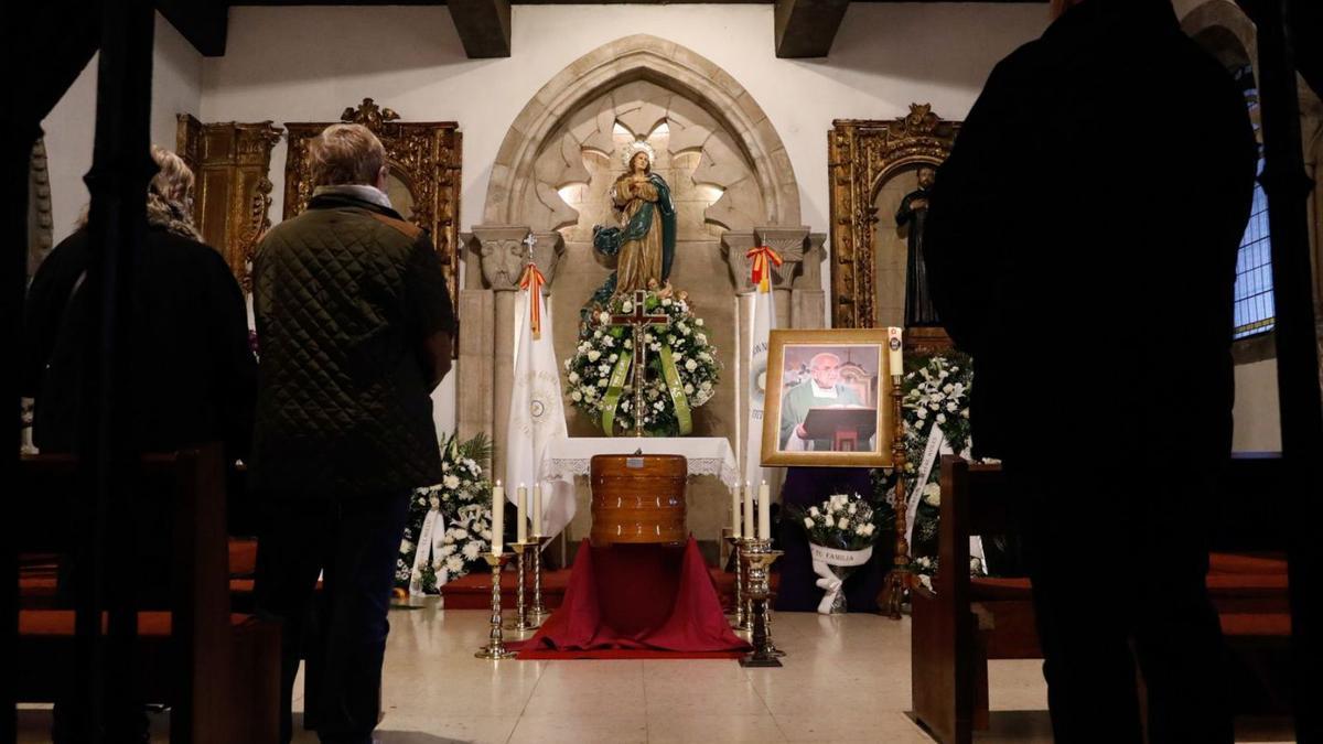 Feligreses rezan en la capilla de La Inmaculada, que acoge el ataúd de Ángel Garralda. | Mara Villamuza 