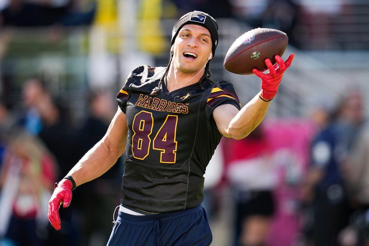 El jugador de los Patriots Mack Hollins calienta antes del partido de la Super Bowl del domingo.