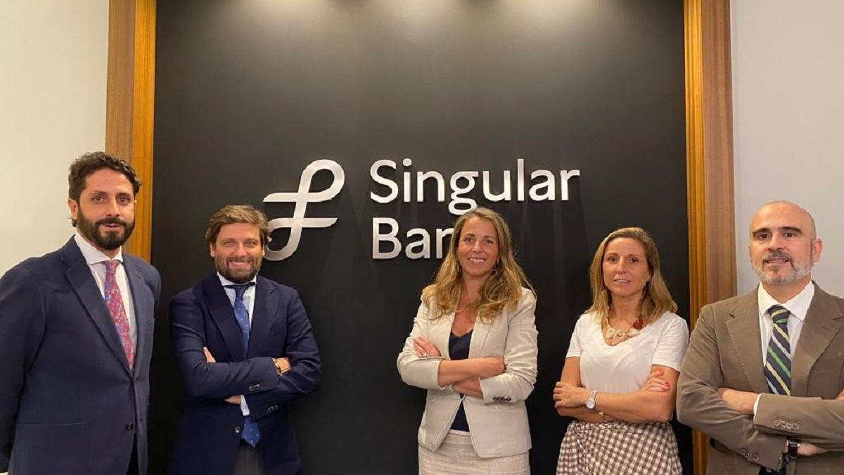 Sonia Medina y el equipo de la oficina de Málaga de Singular Bank.