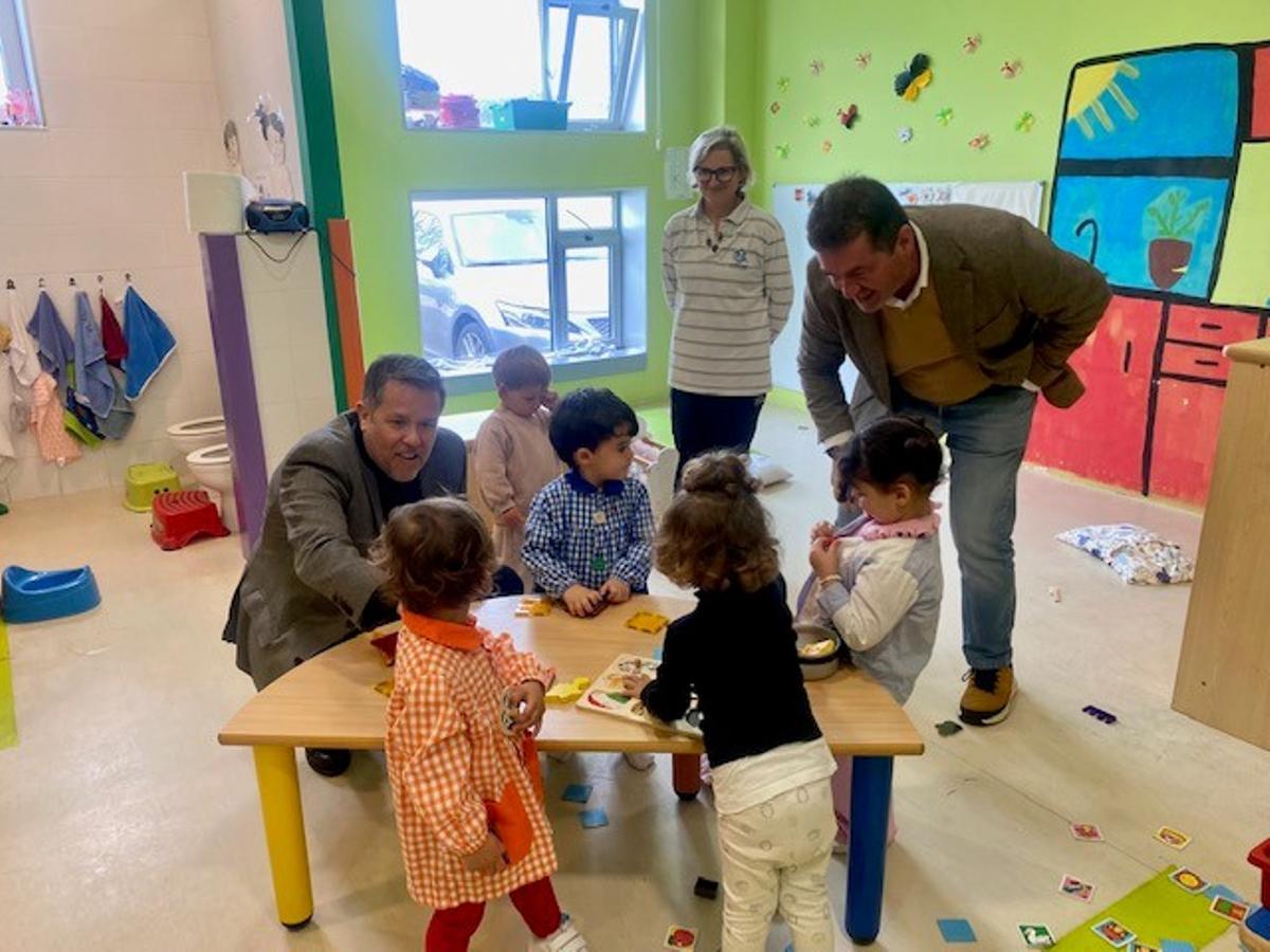 Perfecto Rodríguez, esquerda, e o alcalde, con escolares de Ponteceso.