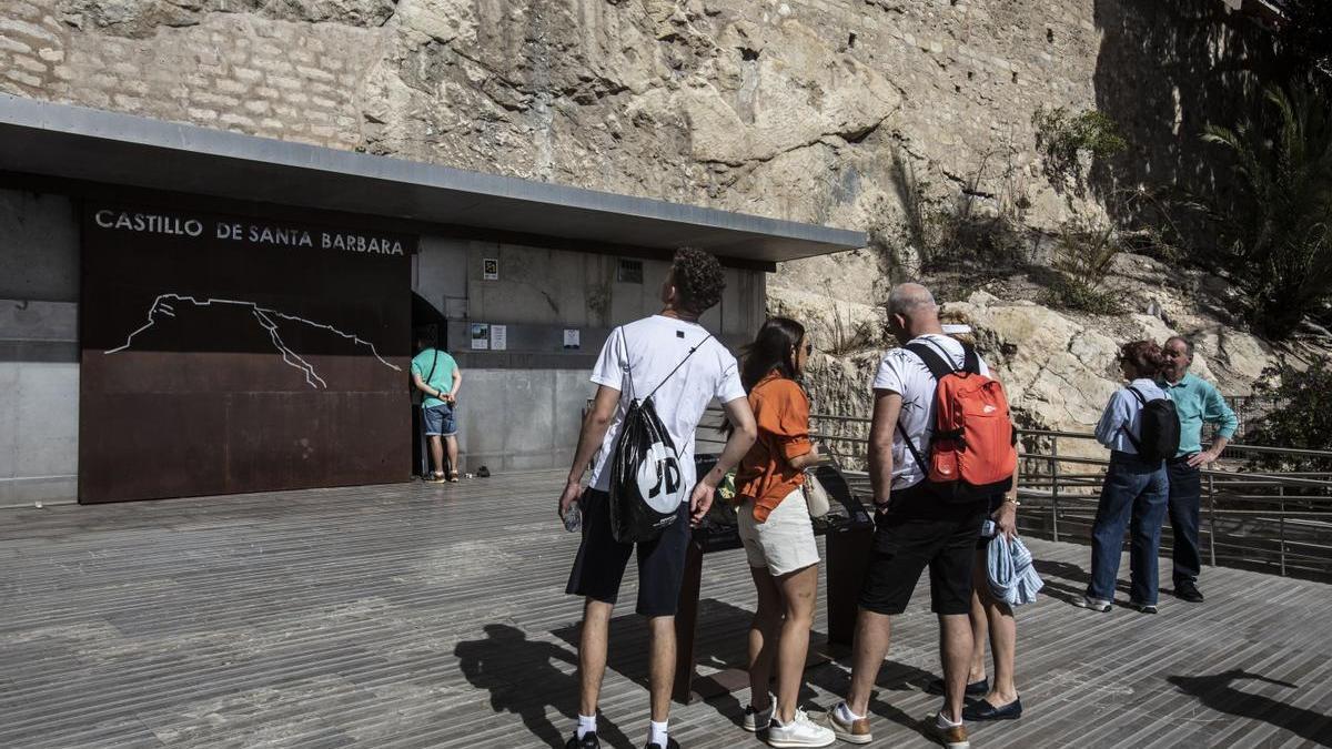 Un grupo de turistas se agolpa a la puerta del acceso al ascensor, que permanece averiado hace tres meses