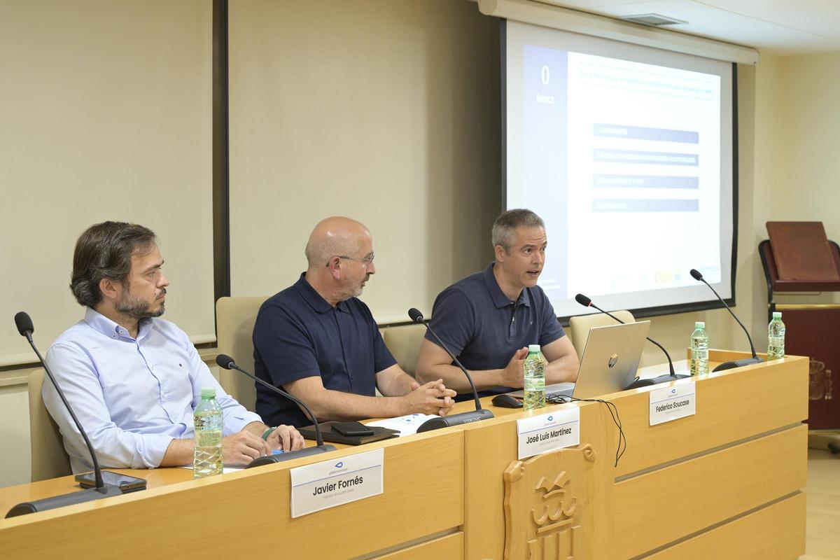 Técnicos de Global Omnium explican las obras.