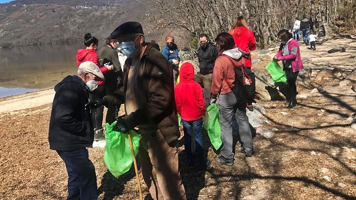 Participantes en la recogida de basura junto al Lago de Sanabria. | Cedida