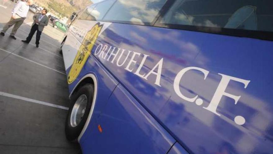 El nuevo autobús del Orihuela, presentado ayer.