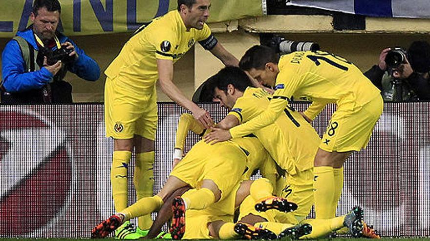 Los jugadores del Villarreal celebran el primer gol de su equipo.