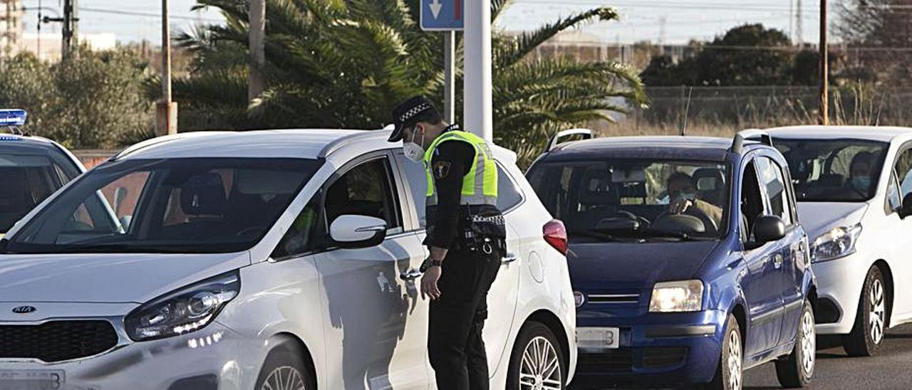 Policías locales, en un control. | TORTAJADA