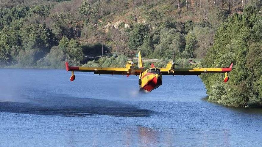 Un hidroavión, cargando agua en el Miño para Piñor. // Iñaki Osorio