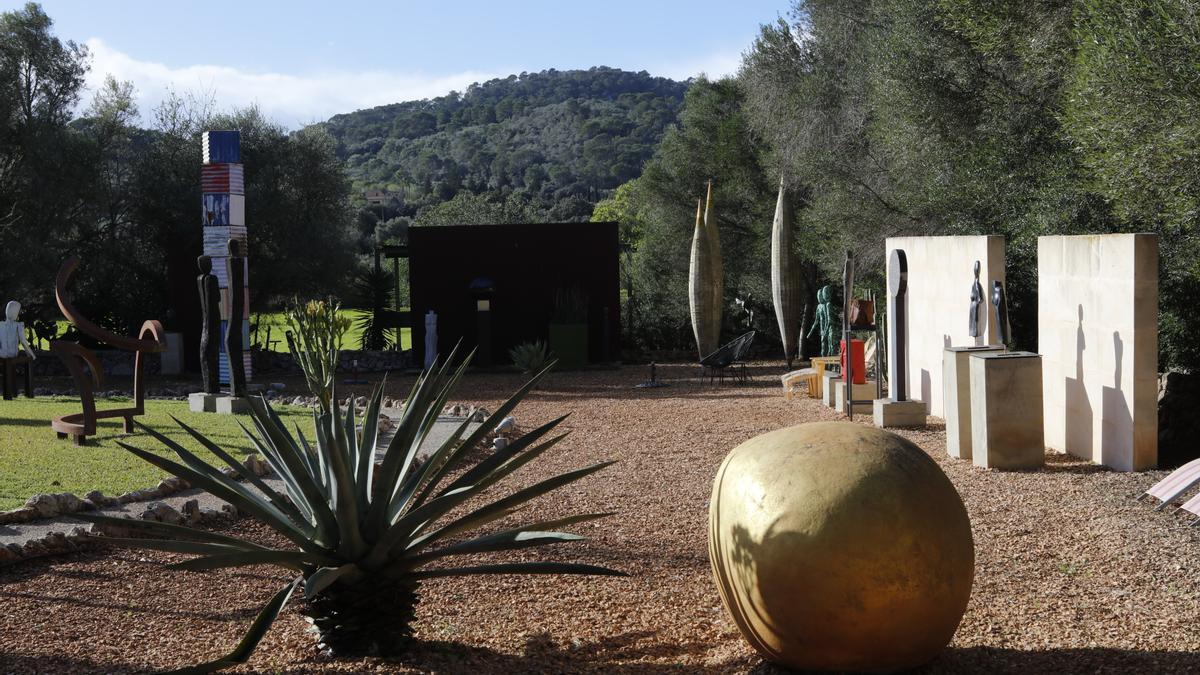 Auf der Künstlerfinca Can Brut bei Cas Concos mit ihrem weitläufigen Skulpturengarten bilden Kunst und Musik eine Symbiose.