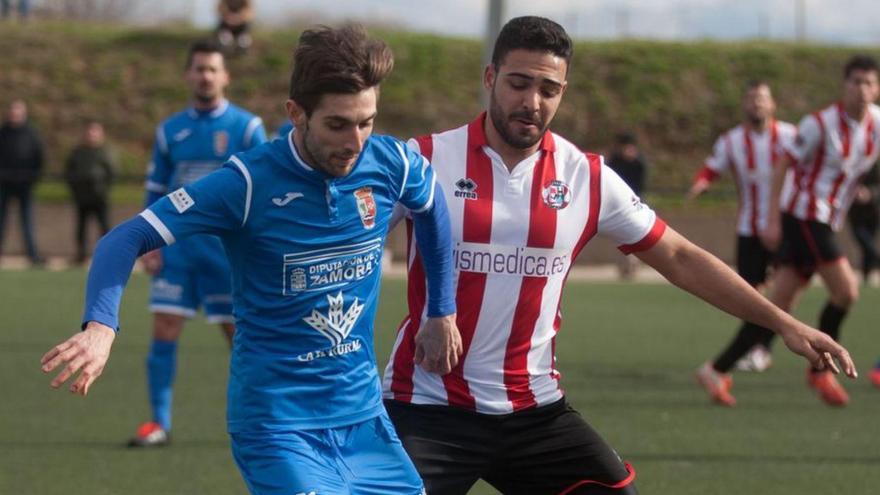 Noel pugna un balón en su etapa anterior en el Villaralbo. | E. F.