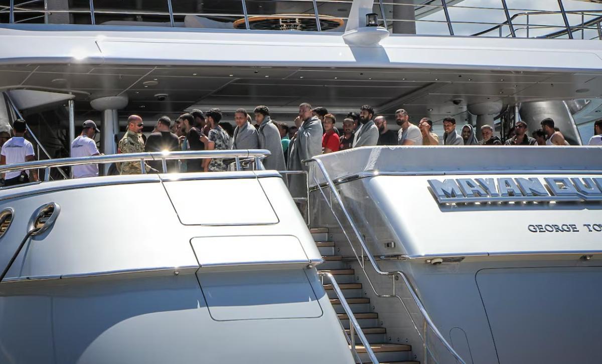 Algunos de los migrantes rescatados por el Mayan Queen IV en 2023.