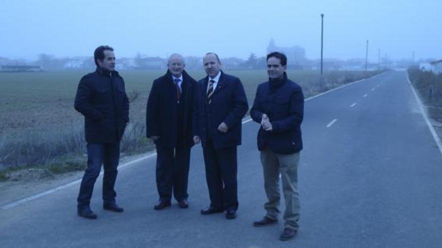 Francisco Mozas, Julián López, José María Barrios y Gaspar Corrales en el camino rural reparado.