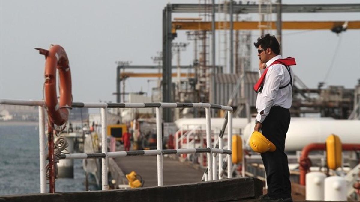 Un técnico iraní en una instalación petrolera en la isla de Kharg, en la costa del Golfo.