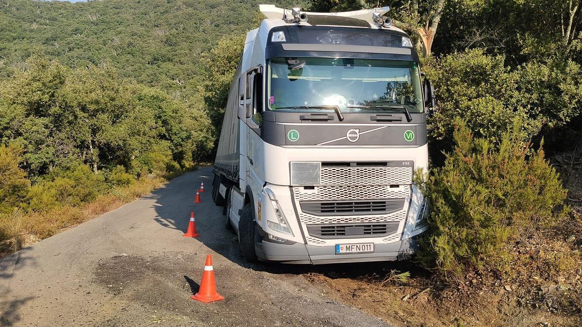 El camió atrapat en una de les corbes de la petita carretera
