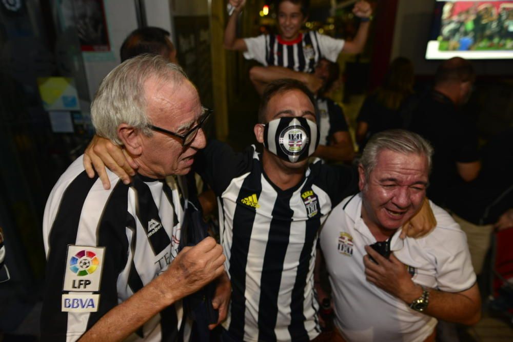 La afición celebra el ascenso del FC Cartagena