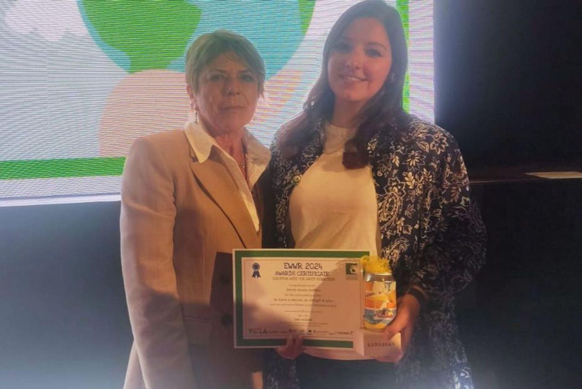 Marlén Alonso, a la derecha, con su premio europeo. | LNE