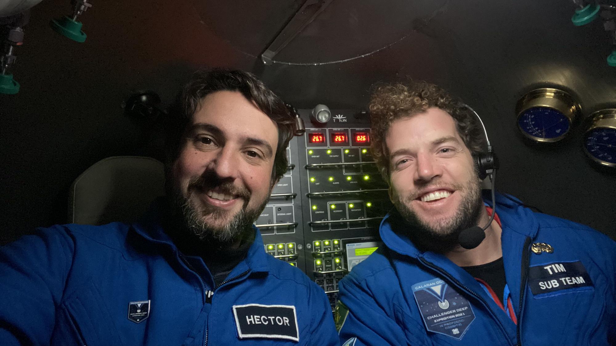 Héctor Salvador y Tim Macdonald, en el fondo de la fosa de la Sirena, a 10.730 metros de profundidad.