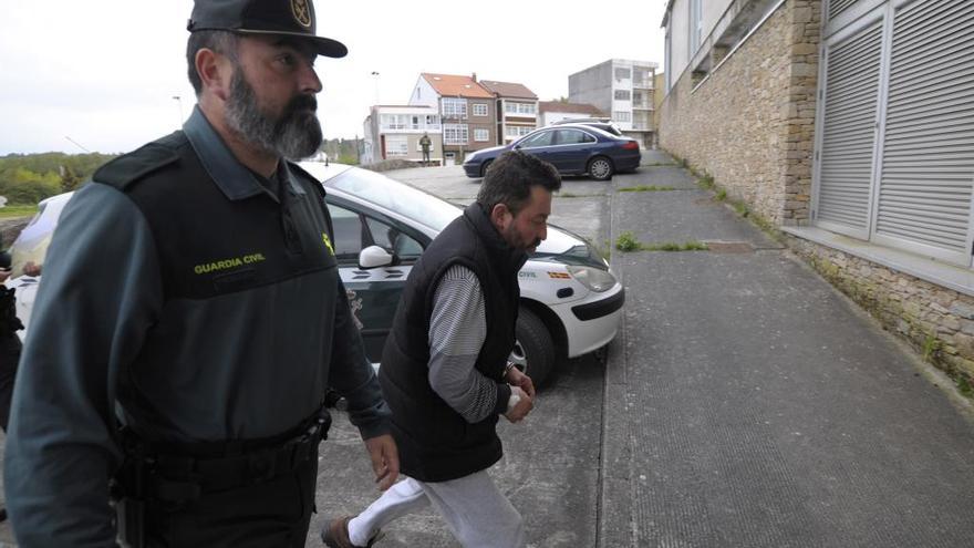 El detenido, a su llegada a los juzgados,esta mañana, custodiado por la Guardia Civil.