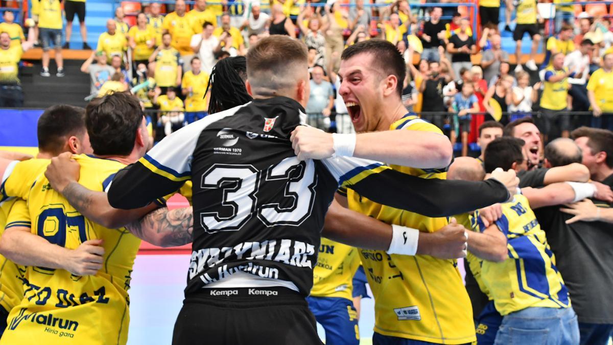 El Bidasoa Irun celebró por todo lo alto el empate contra el Barça