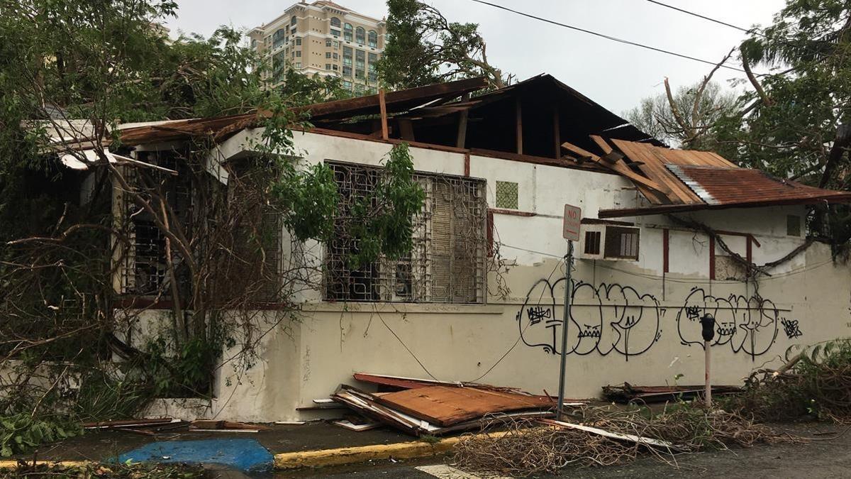 Daños causados en una casa tras el paso del huracán, en San Juan (Puerto Rico), el 21 de septiembre.