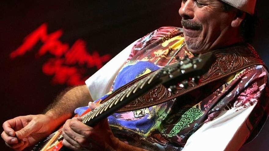 Carlos Santana en un concierto.