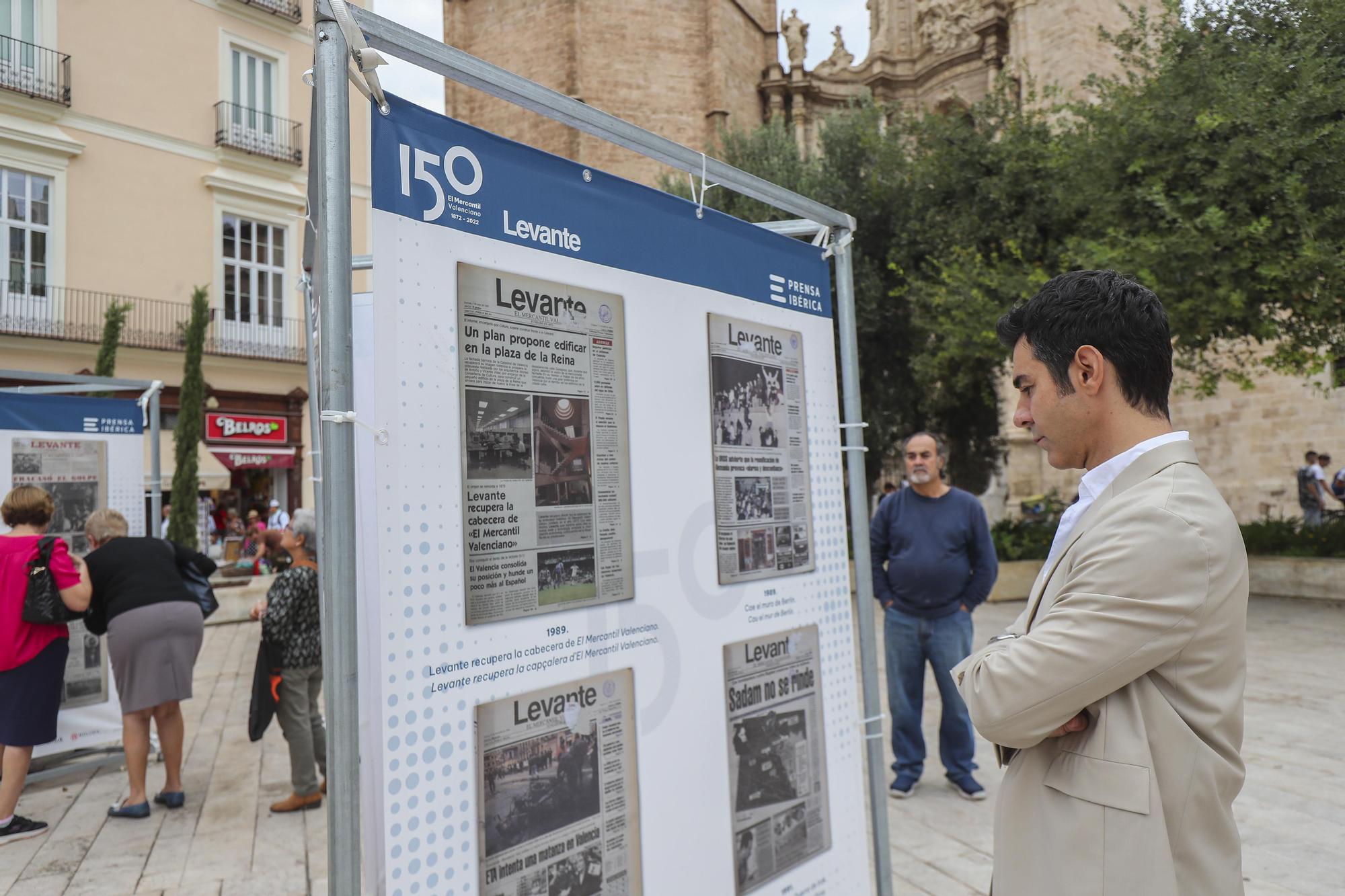 González Tornel observa la portada de Levante-EMV de 1989.