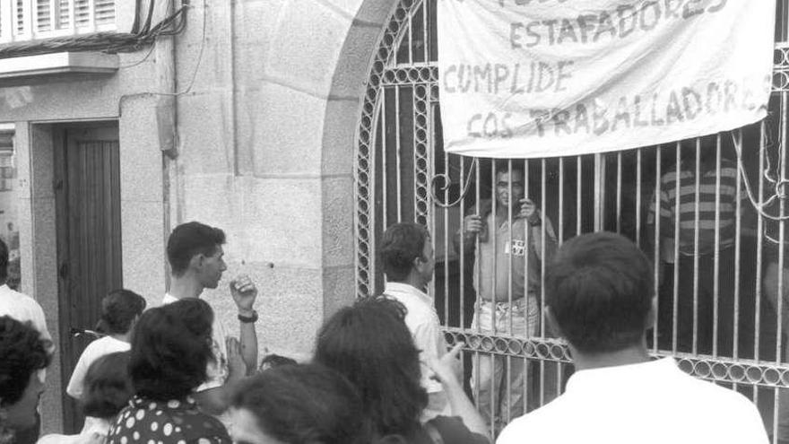 Una protesta de trabajadores, en 1993, cuando &quot;secuestraron&quot; en el Concello a dos ediles del PP. // Magar