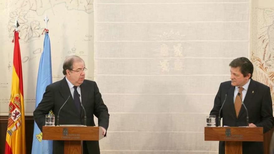 El presidente de Castilla y León, Juan Vicente Herrera, con el presidente de Asturias, Javier Fernández.