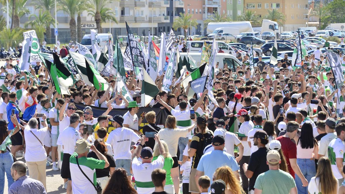 La afición franjiverde, durante su concentración en las horas previas al Elche-Málaga.