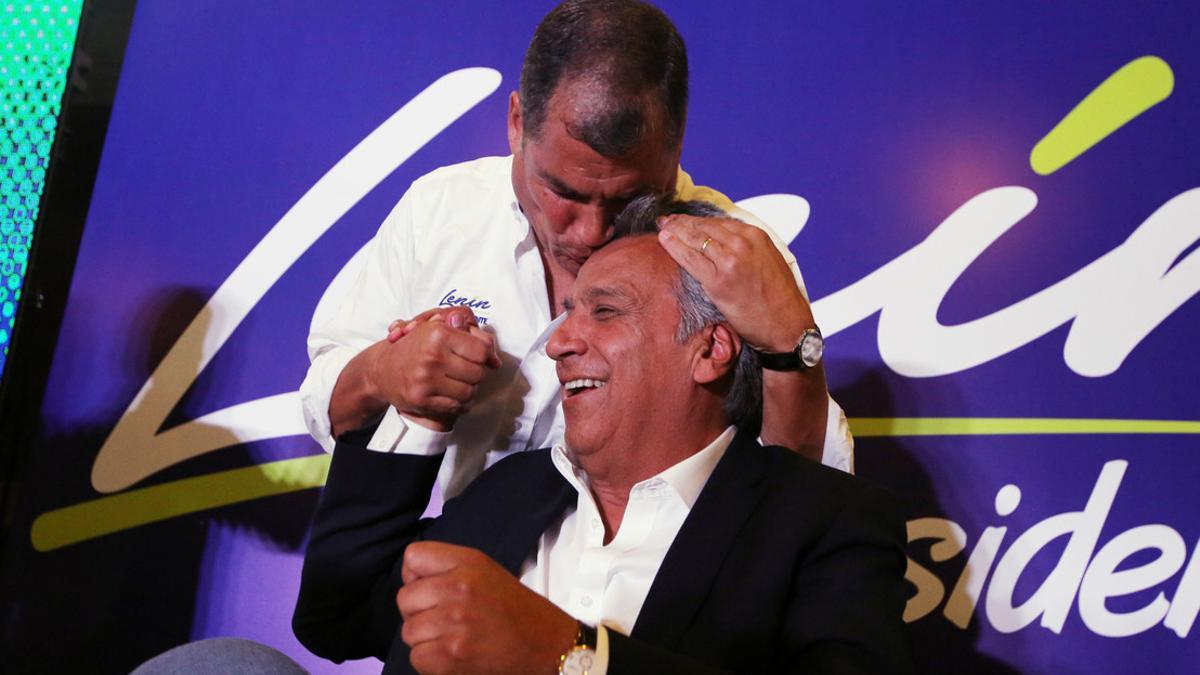 El presidente de Ecuador, Rafael Correa, besa a su candidato, Lenin Moreno, en Quito.