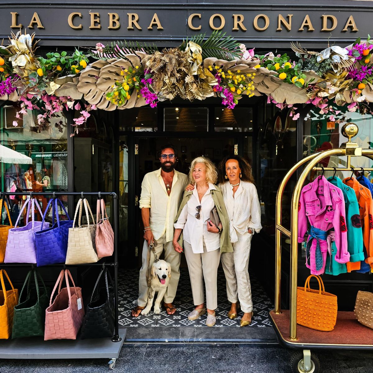 Laura Jiménez (a la derecha) junto al estilista Paco Rus (y su perro &quot;Juanito&quot;) y su madre en La Cebra Coronada, en Villaviciosa