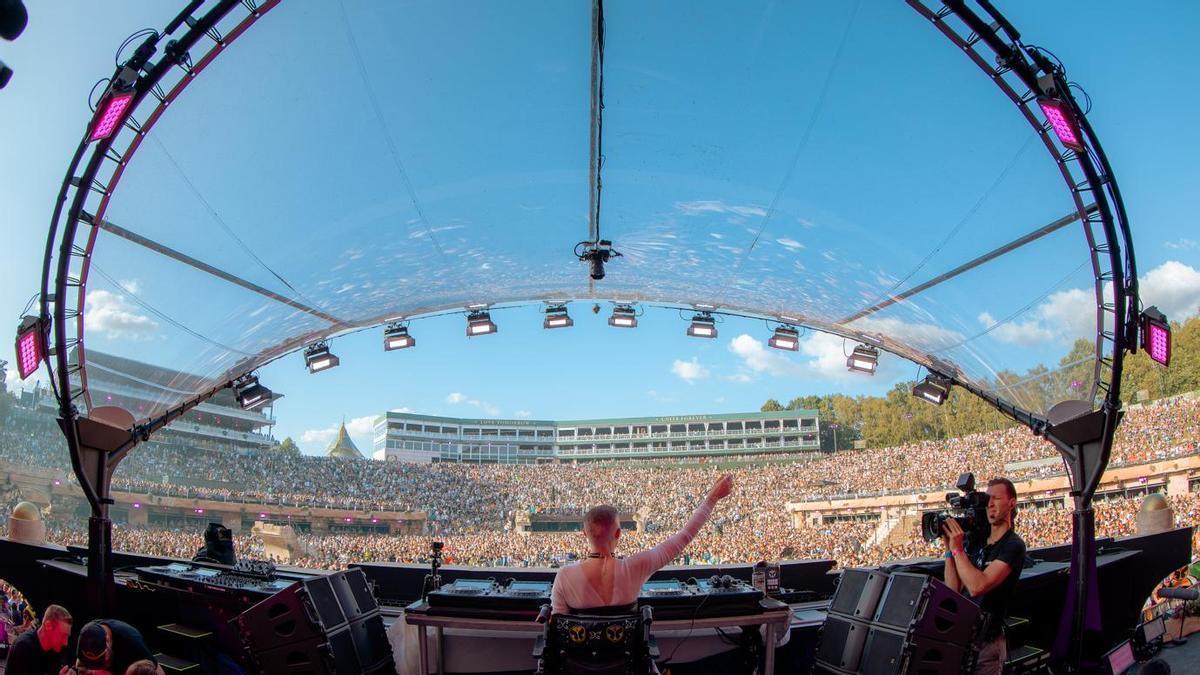 B Jones durante su concierto en el Mainstage de Tomorrowland.
