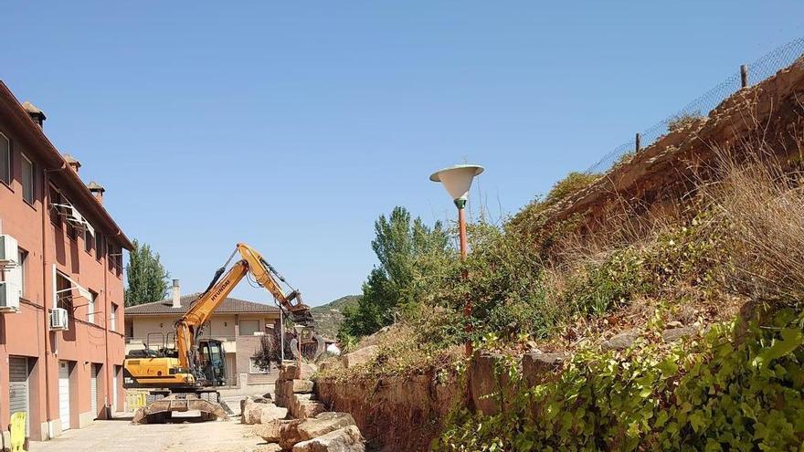 Solsona reforça un mur que havia anat cedint entre els carrers de Busa i el Turp