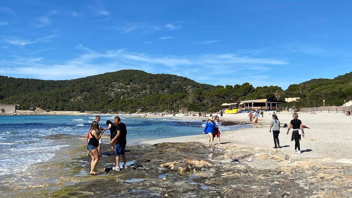 Imágenes de gente en la playa en Ibiza en marzo